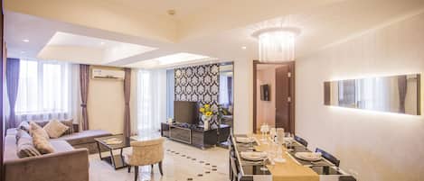 Departamento ejecutivo, 2 habitaciones | Área de sala de estar | Televisión de pantalla plana