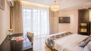 Executive Apartment, 3 Bedrooms | Living room | Flat-screen TV