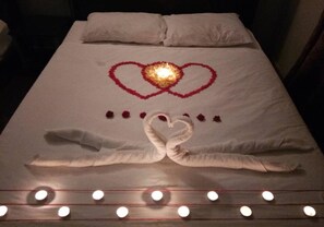 Deluxe Chalet, 2 Queen Beds, Non Smoking