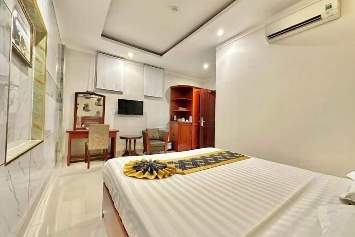 Premium bedding, pillow-top beds, minibar, in-room safe