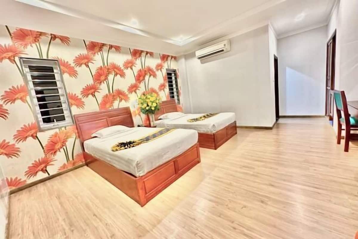 Premium bedding, pillow-top beds, minibar, in-room safe