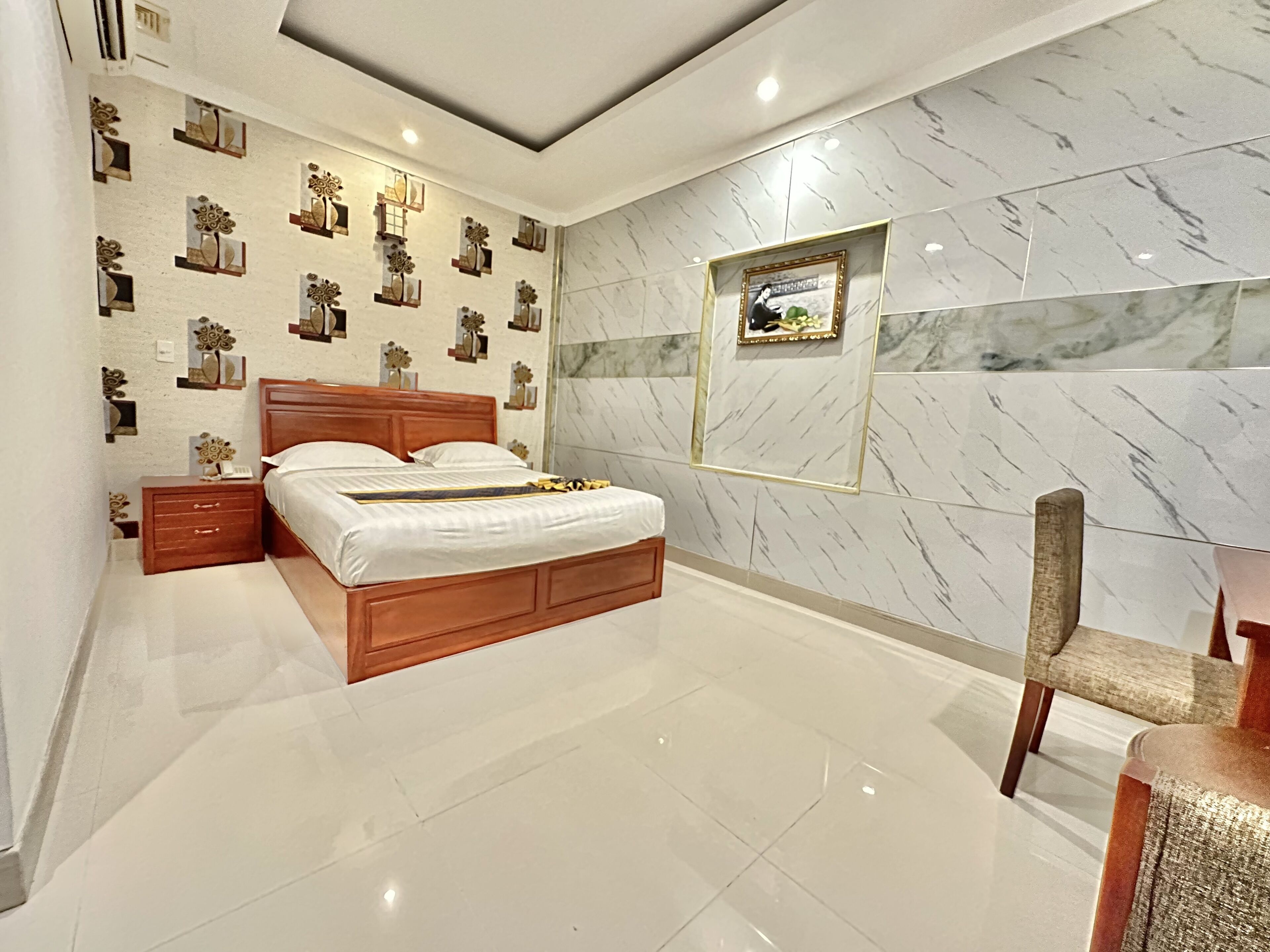 Un dormitorio moderno con una cama de madera, una mesita de noche, una silla y un marco de pared.
