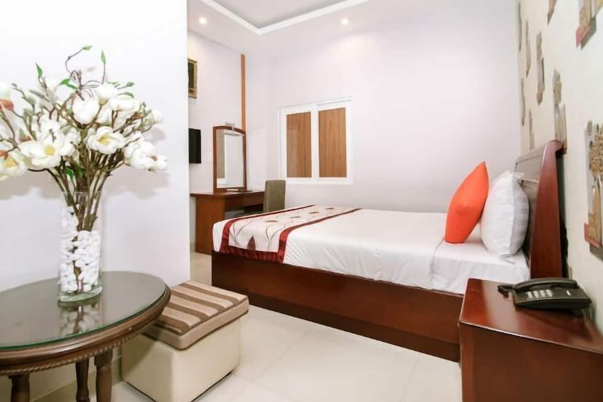 Premium bedding, pillow-top beds, minibar, in-room safe