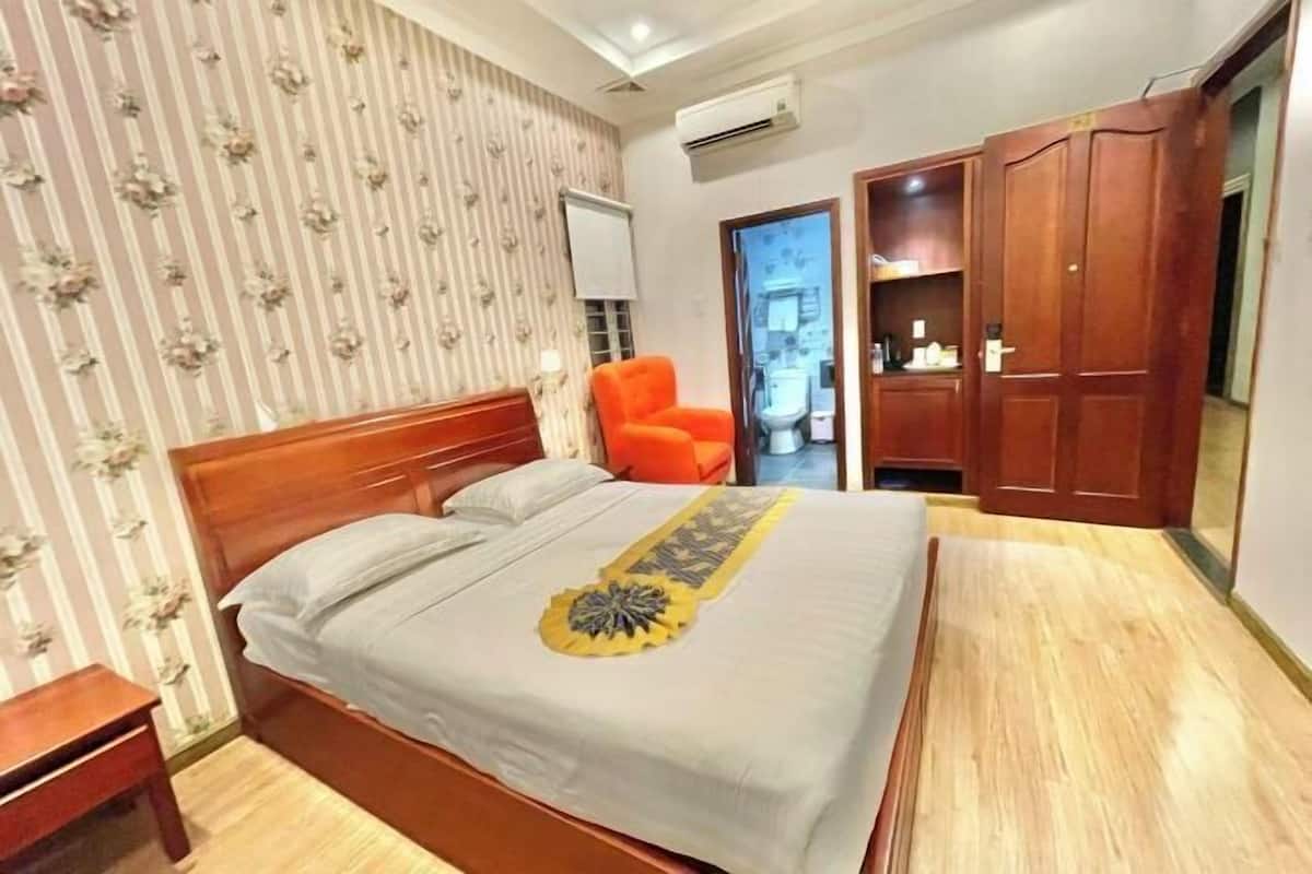Premium bedding, pillow-top beds, minibar, in-room safe