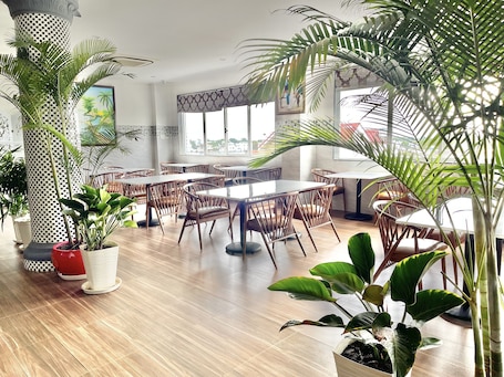 Se sirven desayunos y cocina local e internacional