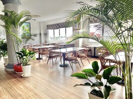 Se sirven desayunos y cocina local e internacional