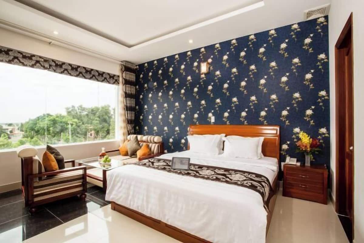 Premium bedding, pillow-top beds, minibar, in-room safe