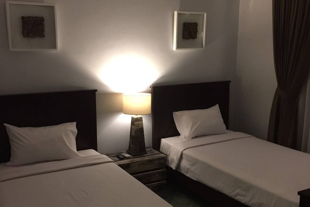 Twin Room | Minibar, rollaway beds (surcharge), WiFi (free), bed sheets