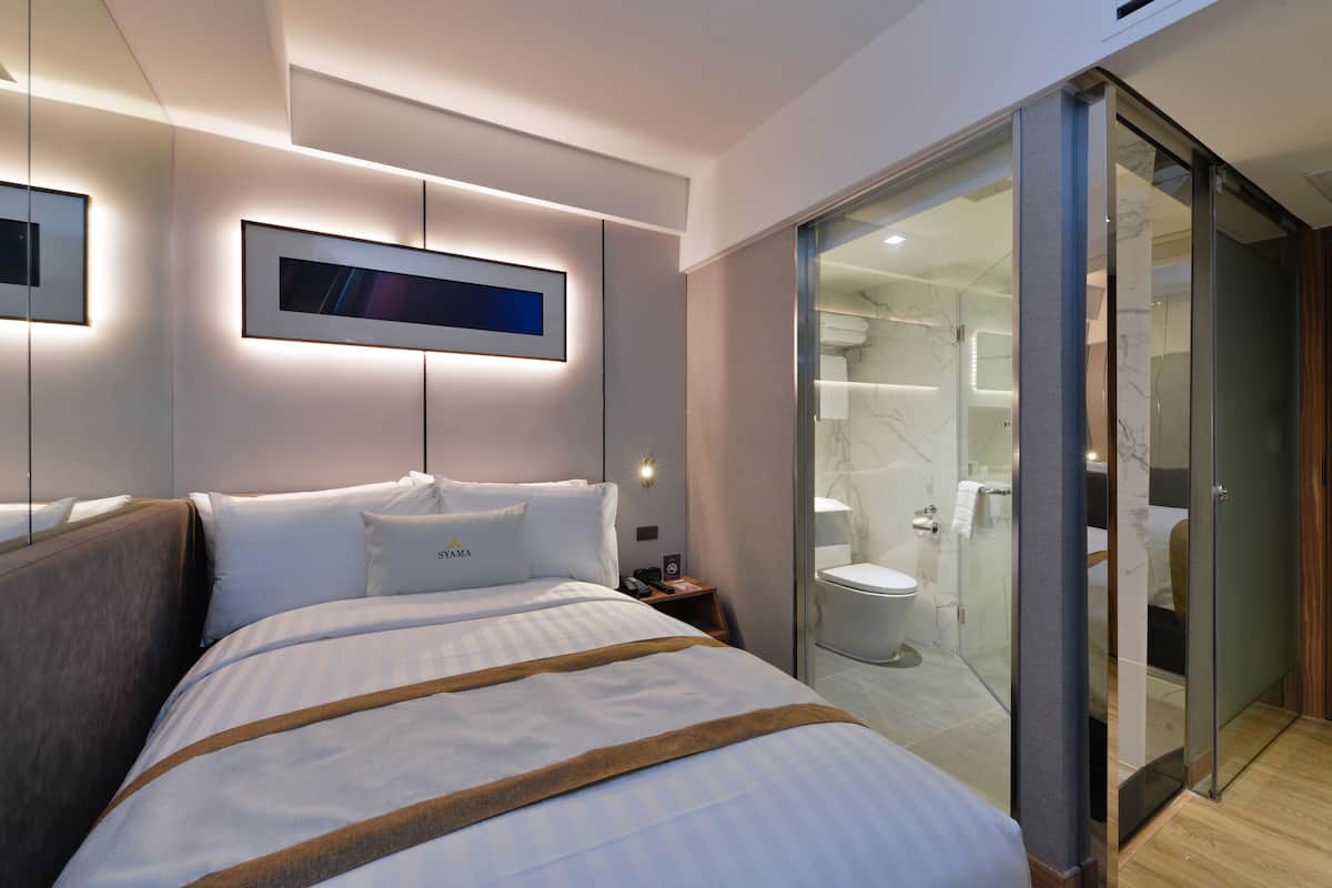 Superior Room, 1 Queen Bed | Minibar, in-room safe, desk, blackout curtains