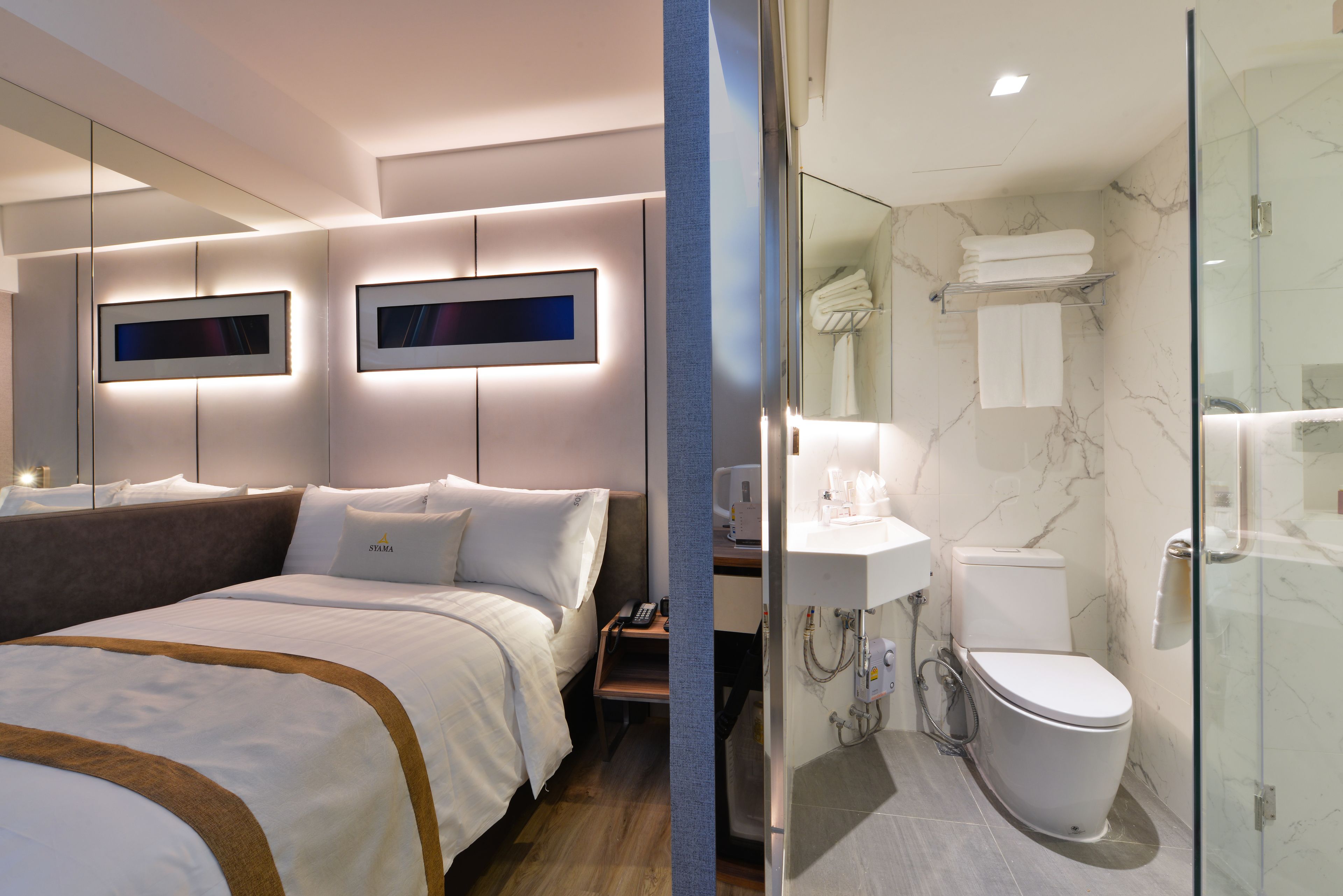 superior room, 1 queen bed | minibar, in-room safe, desk, blackout curtains