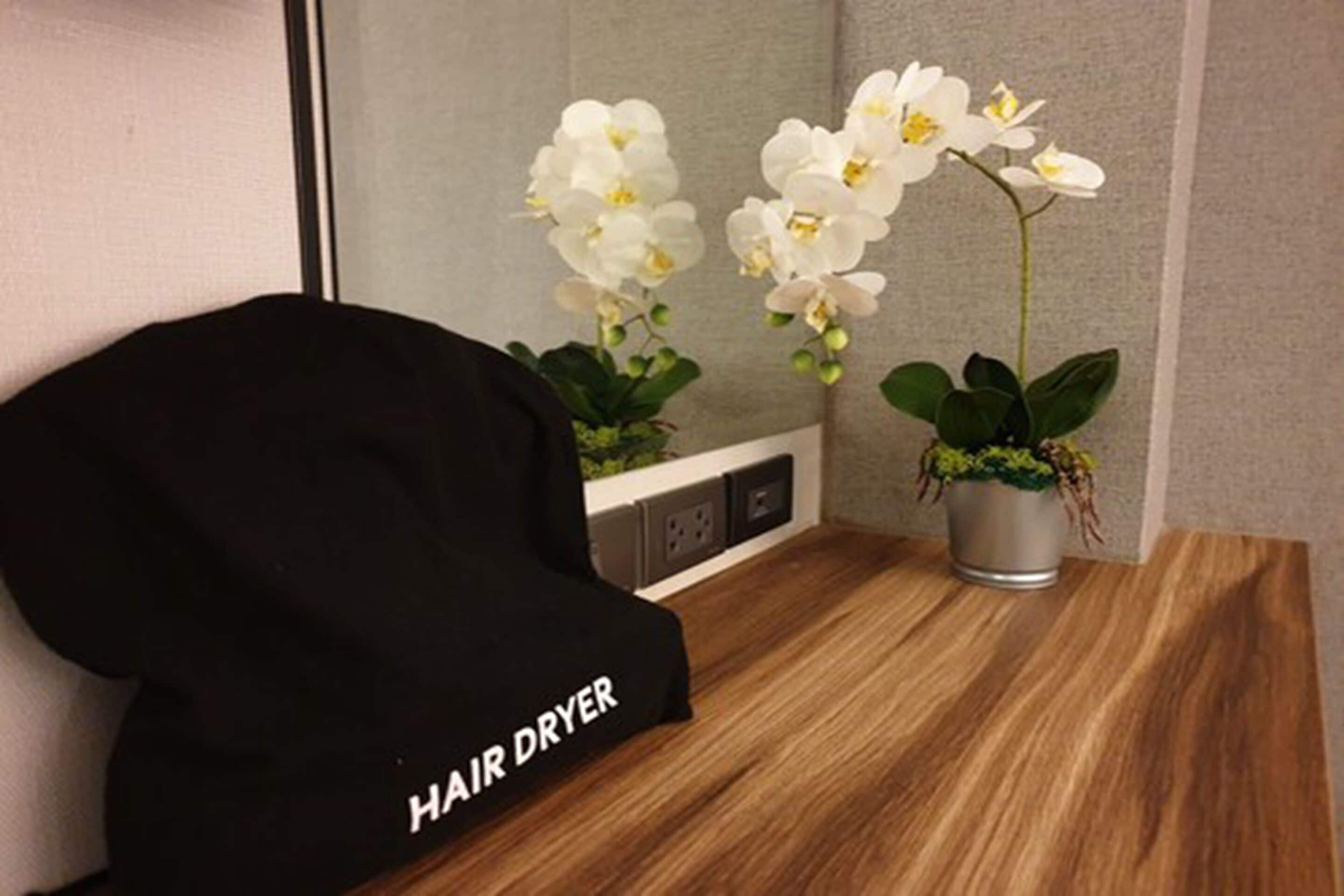 superior room, 1 queen bed | room amenity