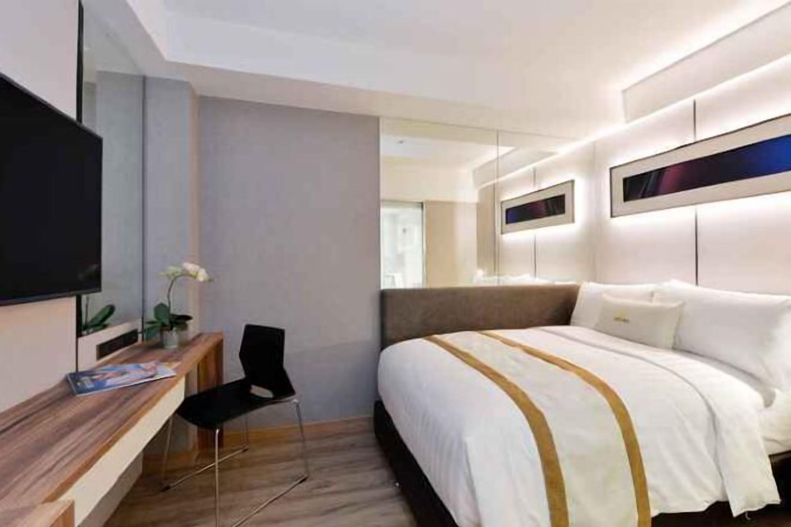 Minibar, safe på rommet, skrivebord og blendingsgardiner