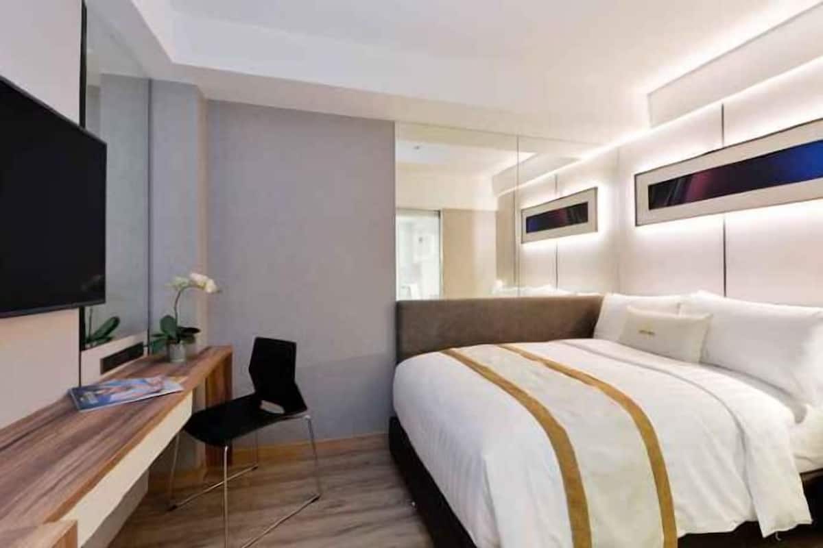 Minibar, safe på rommet, skrivebord og blendingsgardiner