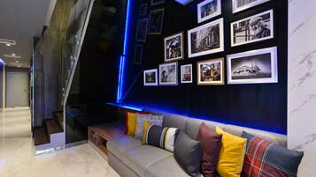 Coin salon dans le hall