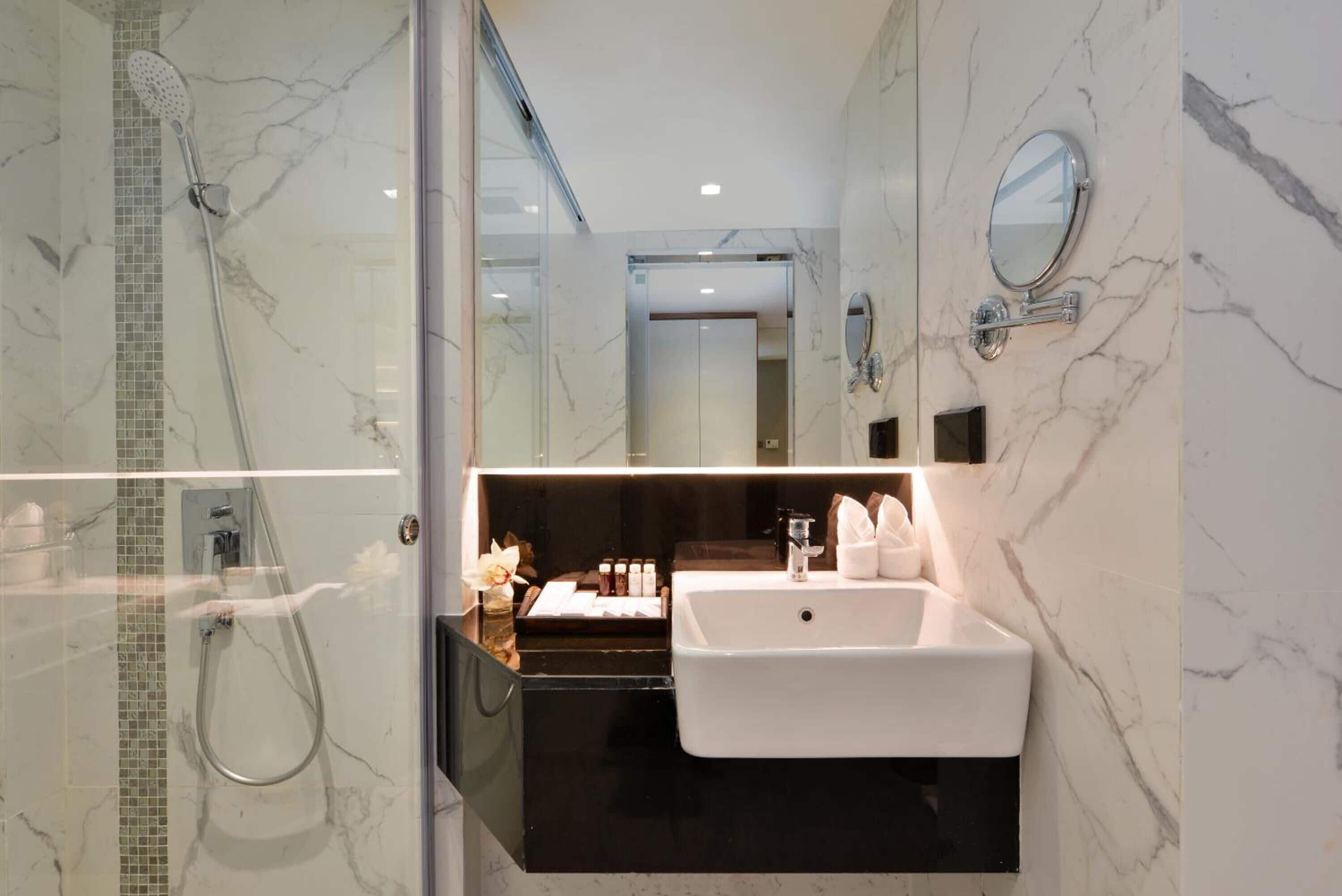 shower, rainfall showerhead, free toiletries, hair dryer