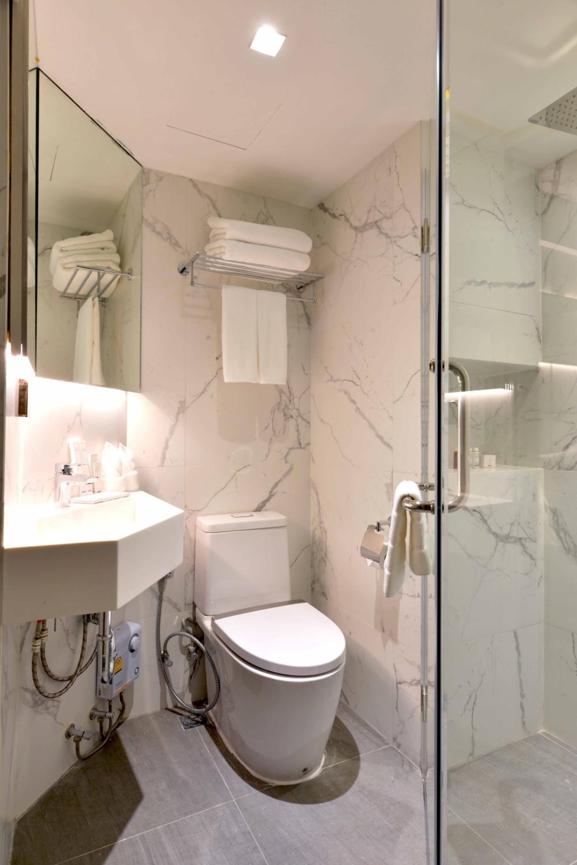 shower, rainfall showerhead, free toiletries, hair dryer