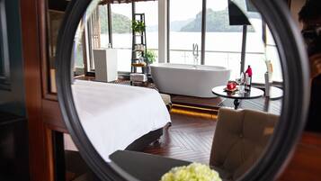 Executive Suite (Private Sun Terrace) | Minibar, in-room safe, desk, soundproofing