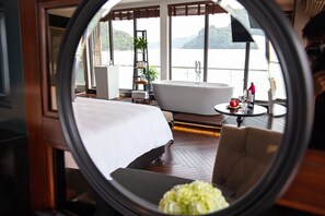Svit Executive (Private Sun Terrace) | Minibar, värdeförvaringsskåp på rummet, skrivbord och ljudisolering