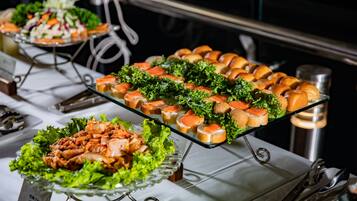 Serviço de café da manhã, local e internacional, vistas para o mar