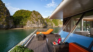 Suite ejecutiva (Private Sun Terrace) | Minibar, caja de seguridad en la habitación y escritorio