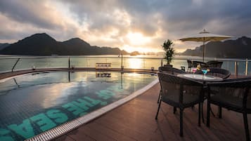 Outdoor pool, pool umbrellas, sun loungers