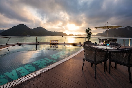 Outdoor pool, pool umbrellas, sun loungers