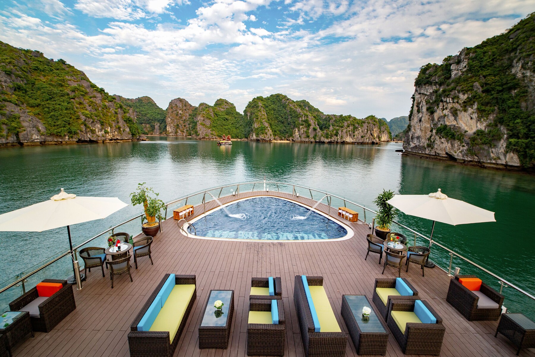 Outdoor pool, pool umbrellas, sun loungers