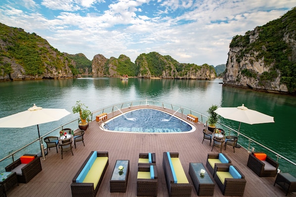 Outdoor pool, pool umbrellas, sun loungers - Stellar of the Seas (Hanoi)