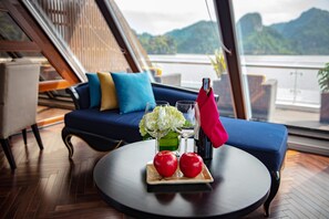 Svit Executive (Private Sun Terrace) | Minibar, värdeförvaringsskåp på rummet, skrivbord och ljudisolering