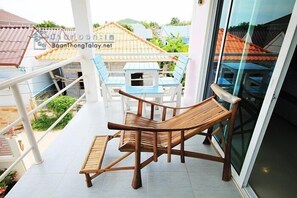 Unclassified image, 3 of 12, button - Baan Thongtalay (Koh Lan)