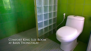 Chambre Confort double, 1 très grand lit | Salle de bain | Douche, articles de toilette (gratuits), serviettes fournies