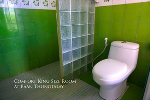 Comfort Double Room, 1 King Bed | Bathroom | Shower, free toiletries, towels - Baan Thongtalay (Koh Lan)