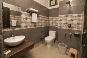 Free toiletries, slippers - Hotel KS International (50 meters from Railway Station) (Reasi)