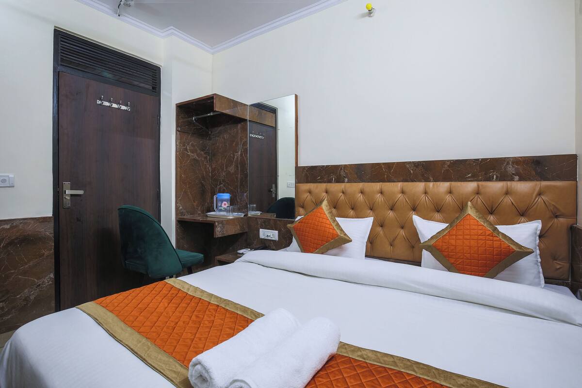 Deluxe Room with Free Wifi | In-room safe, laptop workspace, soundproofing, WiFi (free)