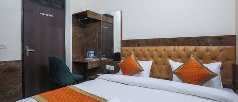 Caja de seguridad en la habitación y espacio para trabajar con laptop