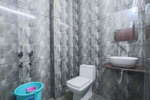 Shower, rainfall showerhead, free toiletries, towels