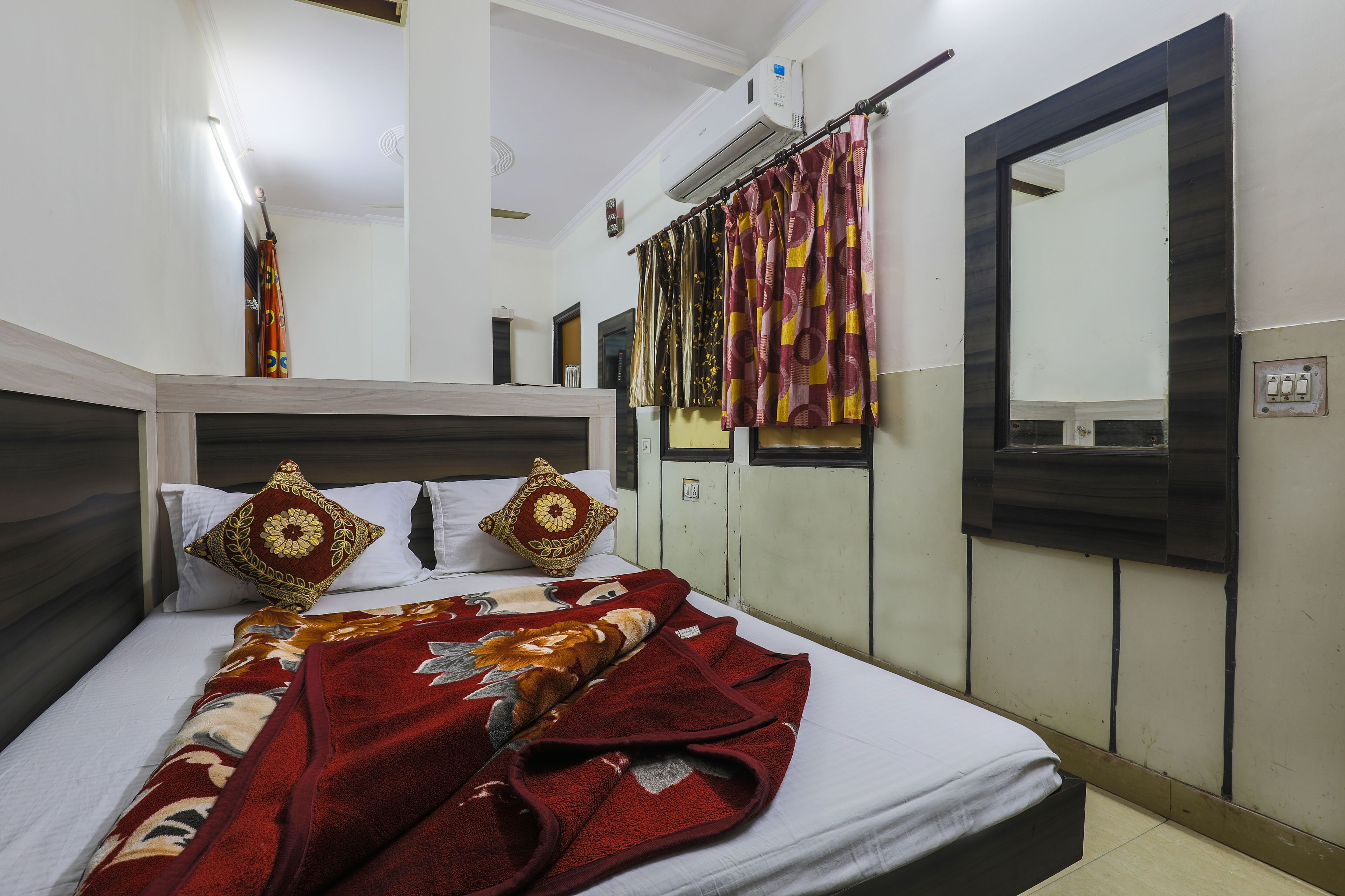 In-room safe, laptop workspace, soundproofing, free WiFi