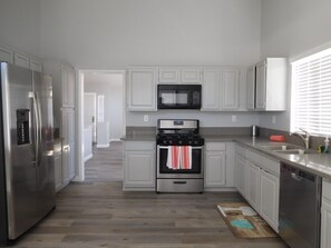 Jääkaappi, mikroaaltouuni, uuni, liesi