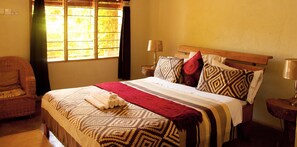 Stuga Deluxe - utsikt mot trädgården | Värdeförvaringsskåp på rummet och skrivbord