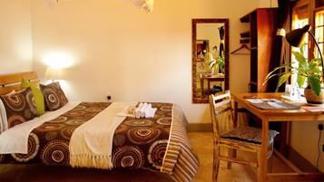 خزنة داخل الغرفة ومكتب