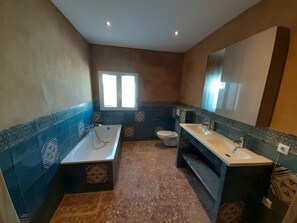 Baignoire, séchoir à cheveux, serviettes fournies, savon