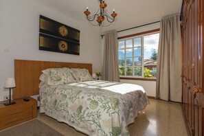 3 habitaciones, tabla de planchar con plancha y cuna de viaje 