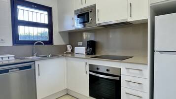 Kühlschrank, Mikrowelle, Ofen, Geschirrspüler