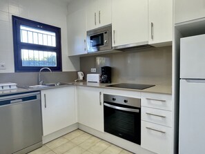 Fridge, microwave, oven, dishwasher - PIVERD DEL GOLF 75 (Pals)
