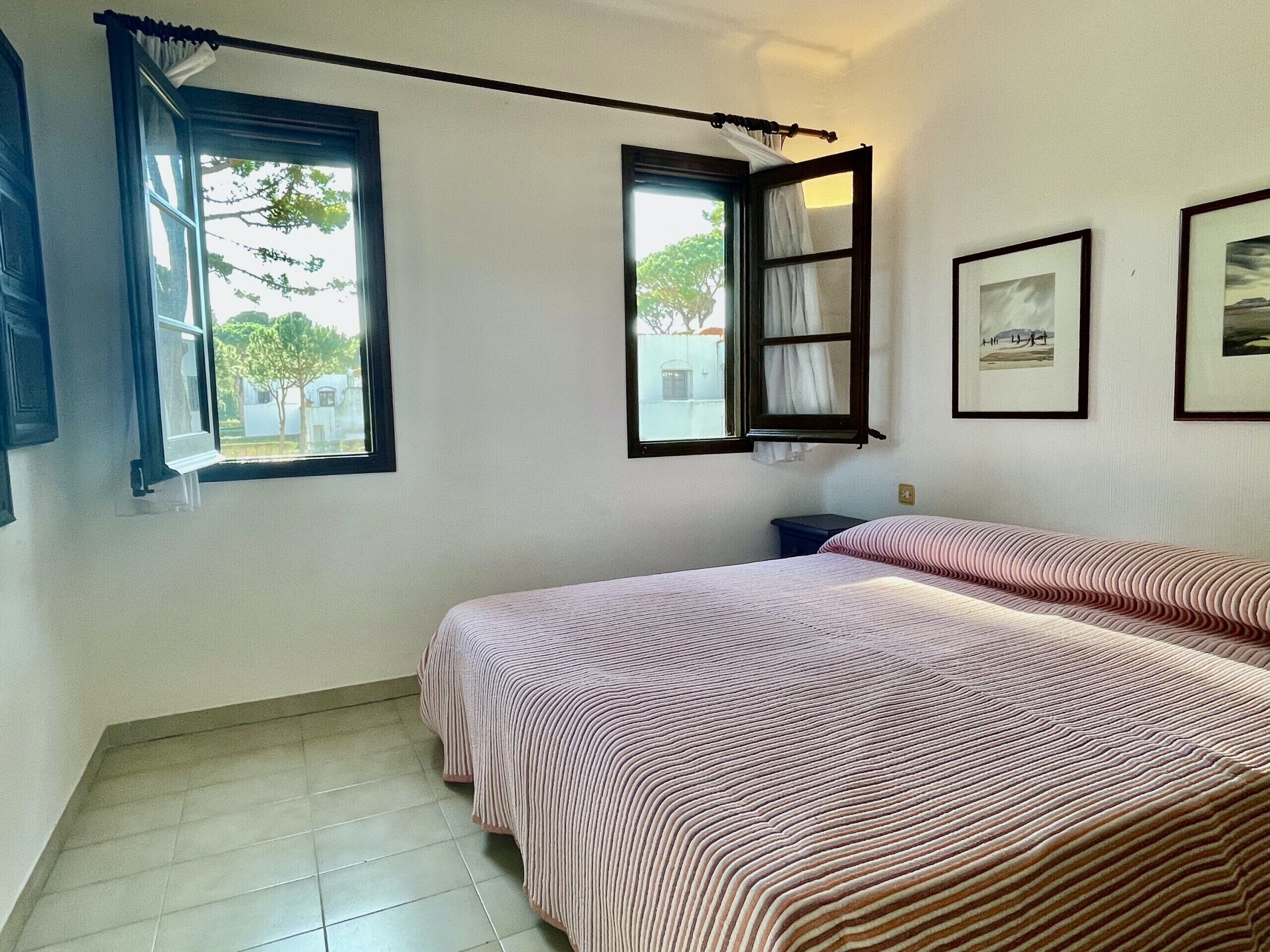 3 bedrooms, iron/ironing board, bed sheets