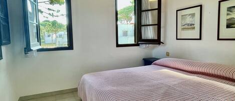 3 habitaciones, tabla de planchar con plancha y ropa de cama