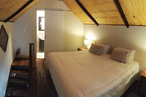 Deluxe-Doppelzimmer, mit Bad | Hochwertige Bettwaren, Schreibtisch, kostenloses WLAN, Bettwäsche