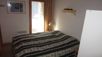 3 slaapkamers, reisbedje, gratis wifi, beddengoed