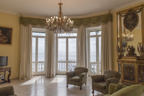 Luxurious apartment in the center of Naples with breathtaking views of Vesuvius