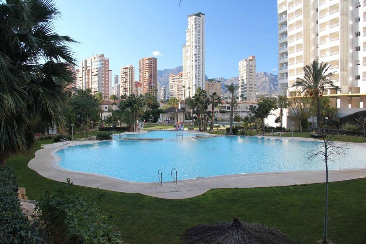 Una piscina techada, una piscina al aire libre